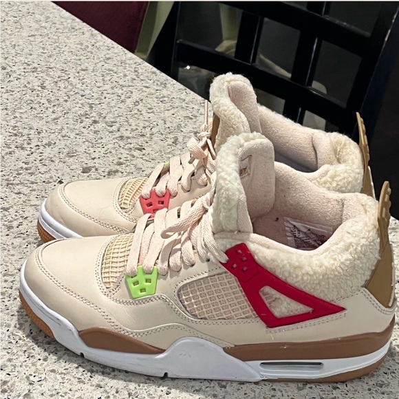 Jordan 4 Retro "Wild Things" sneakers. Gently worn and in great condition. - Picture 2 of 8